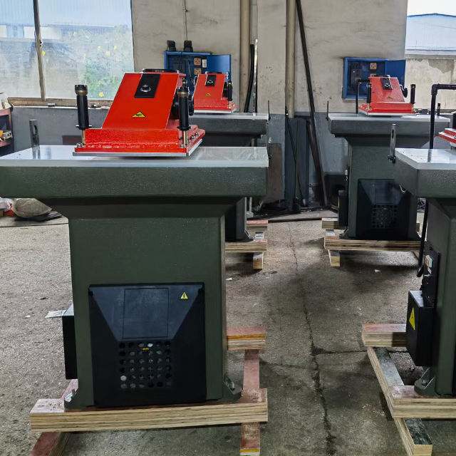 Swing arm die cutting machine swing arm die clicker