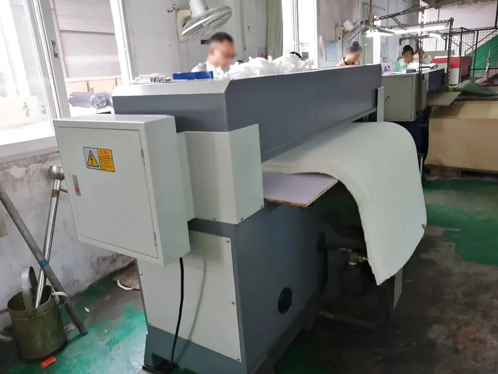Flat bed hydraulic die cutting machine for felt