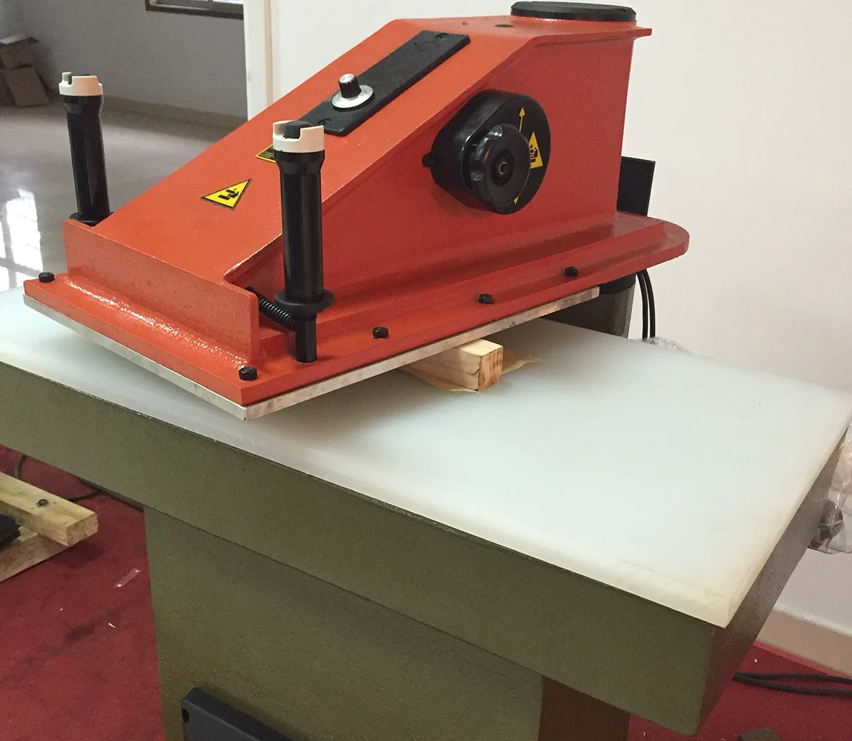 Professional die cutting machine manufacturer