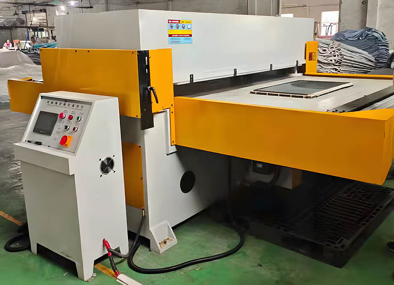 Sliding table clicker press