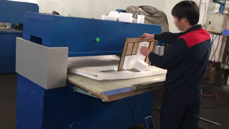Hydraulic die cutting machine for foam
